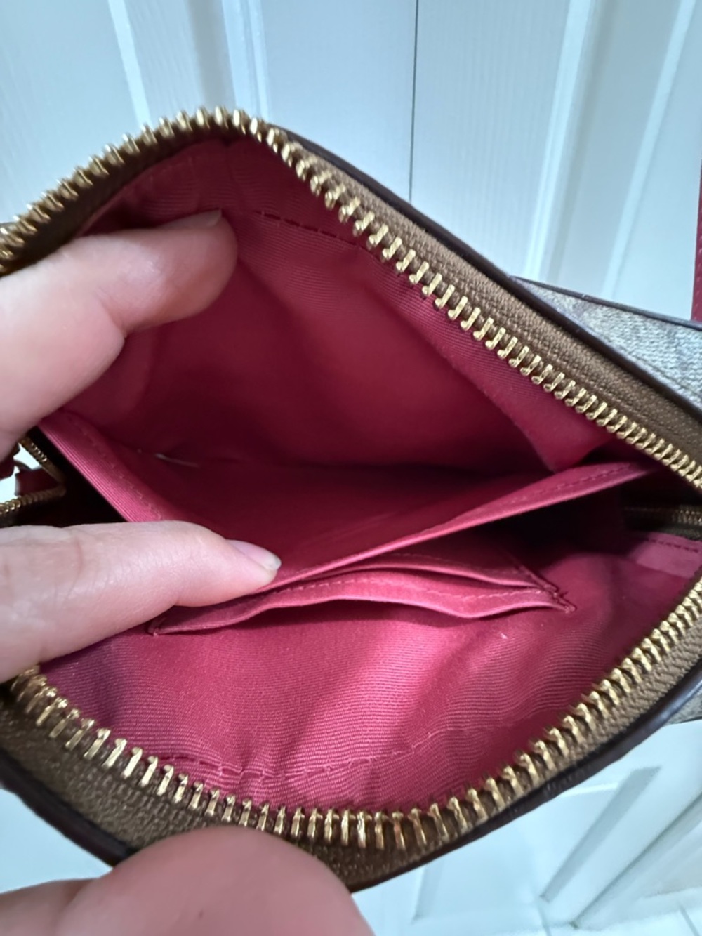 Coach Signature camera crossbody bag in brown monogram canvas with vibrant pink - Picture 11 of 17